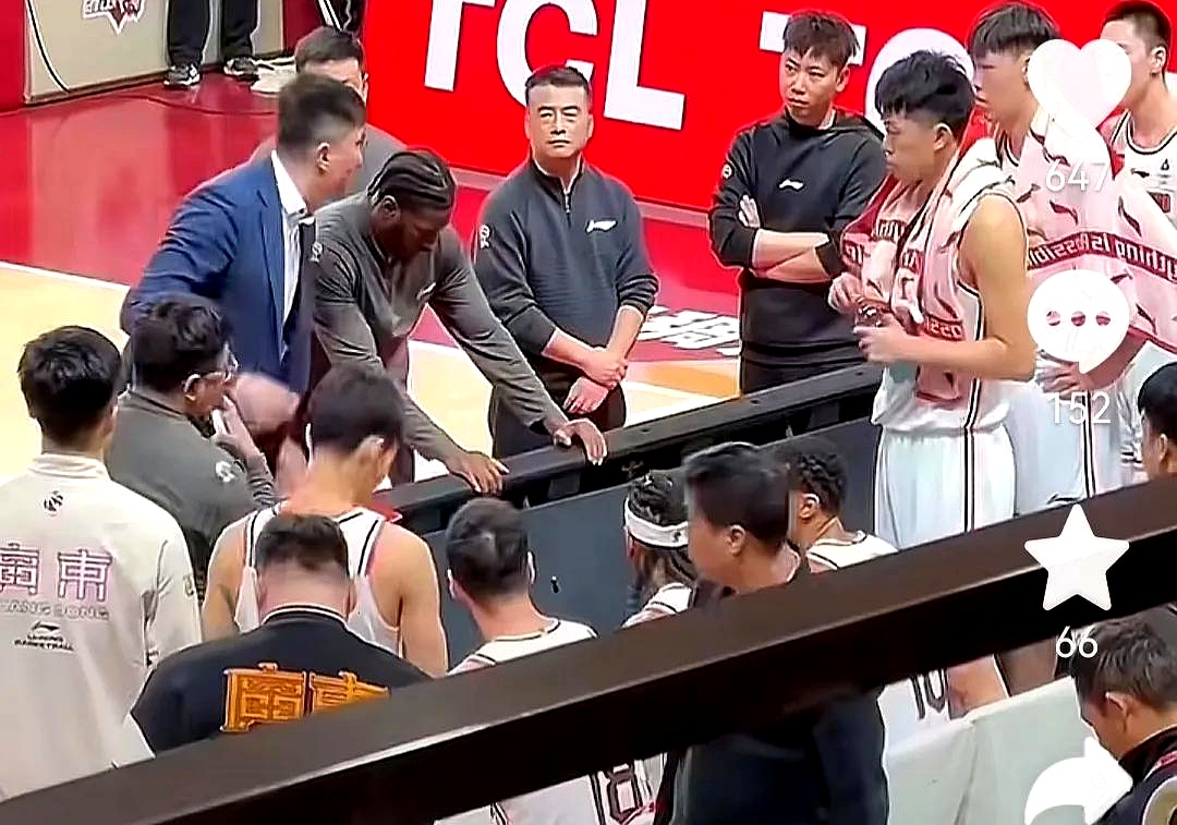 广东宏远队在比赛中迎战实力强劲的对手