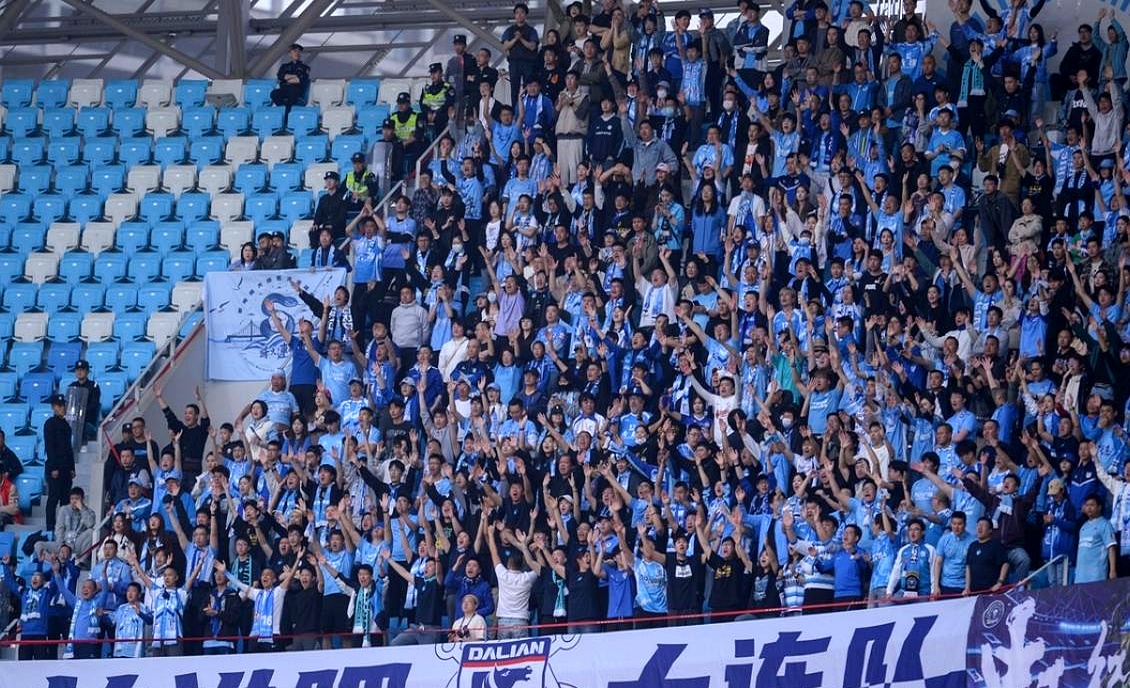 顶级联赛强敌对决激发球迷热情场上火爆