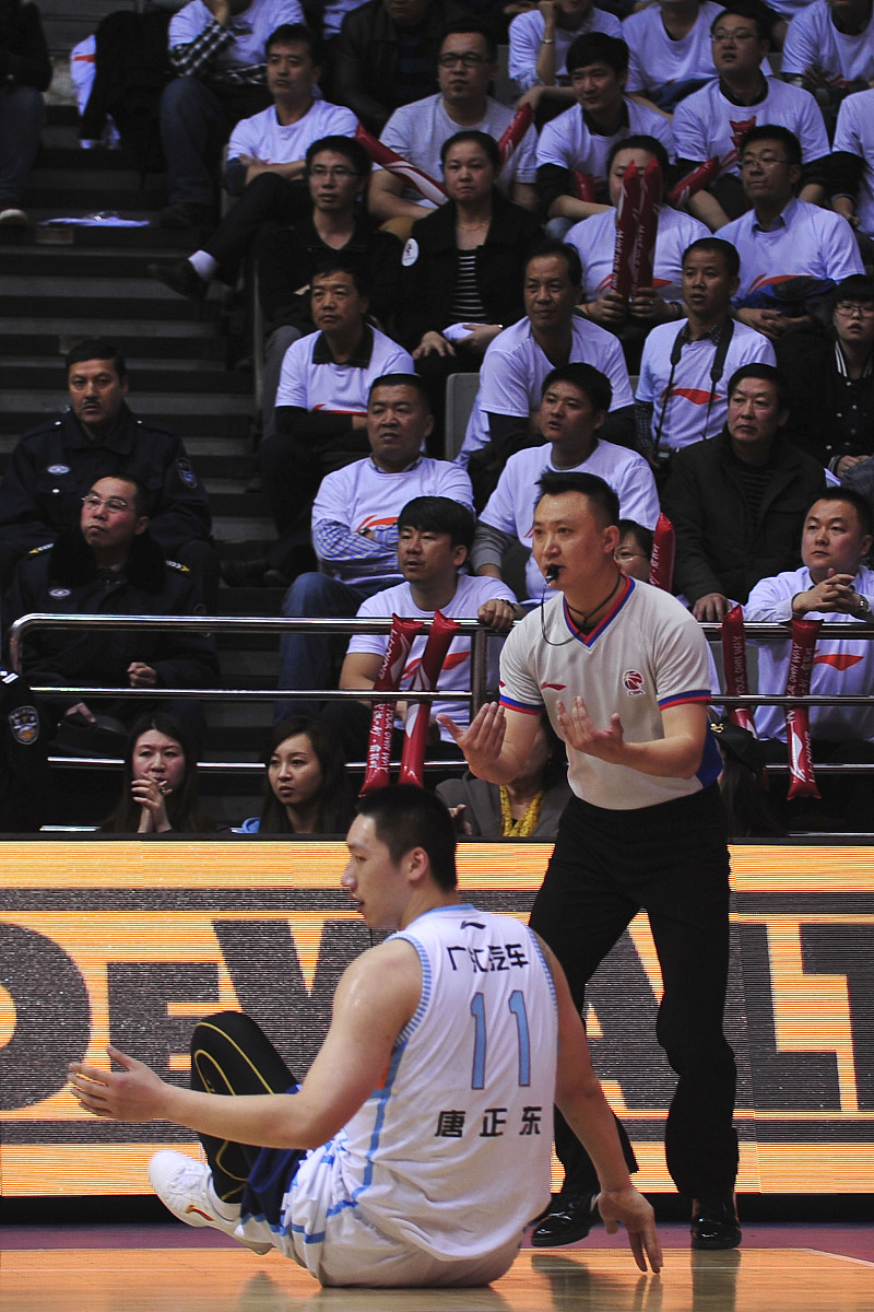 比赛紧张激烈，球员们团结拼搏，不惧艰难