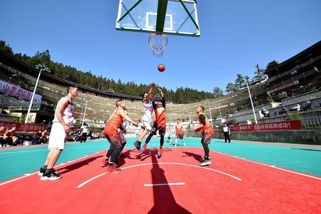 比赛中的紧张气氛，球员们全力拼搏的简单介绍