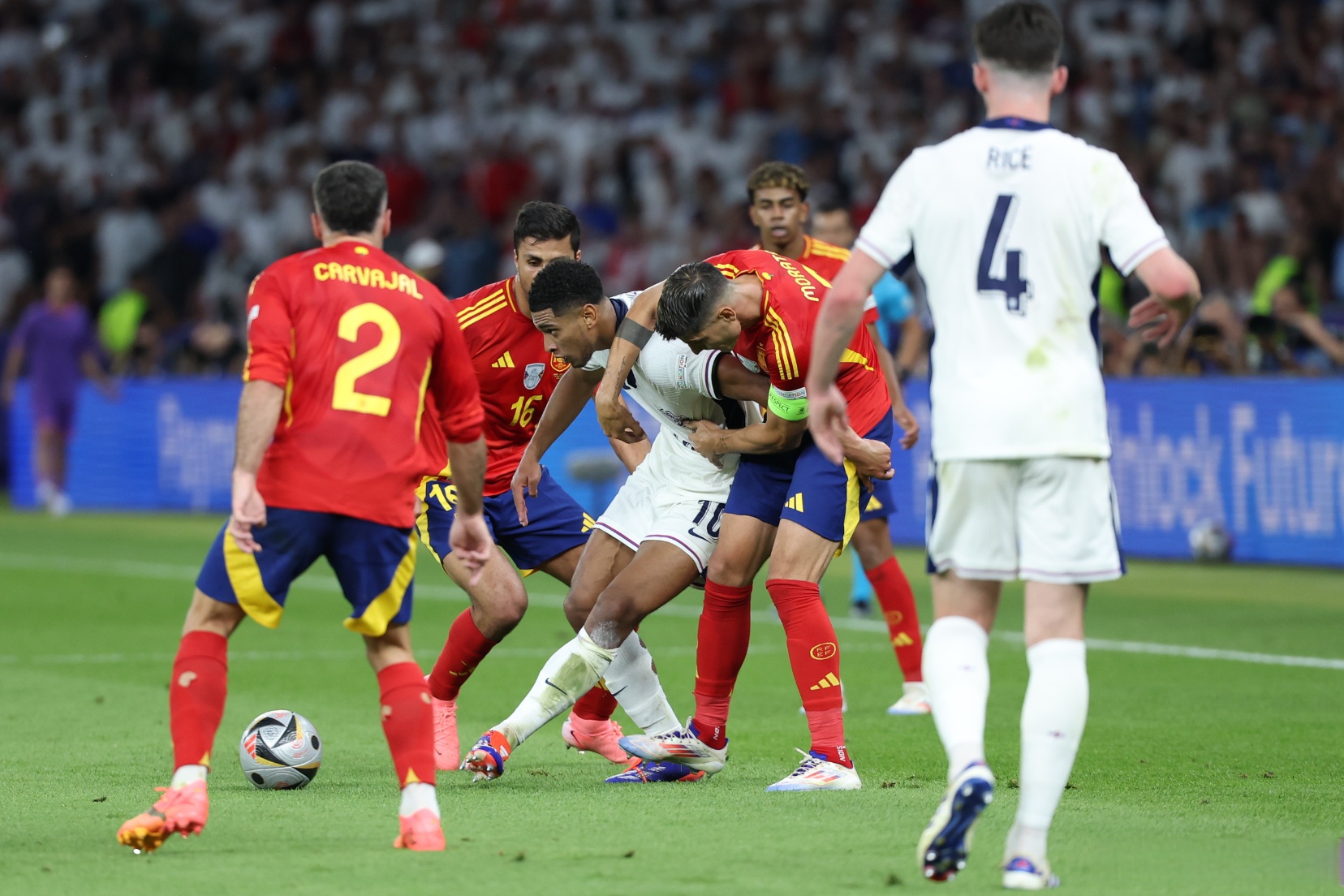 同乐城app-关于激烈角逐，欧洲足坛豪门纷纷出击的信息