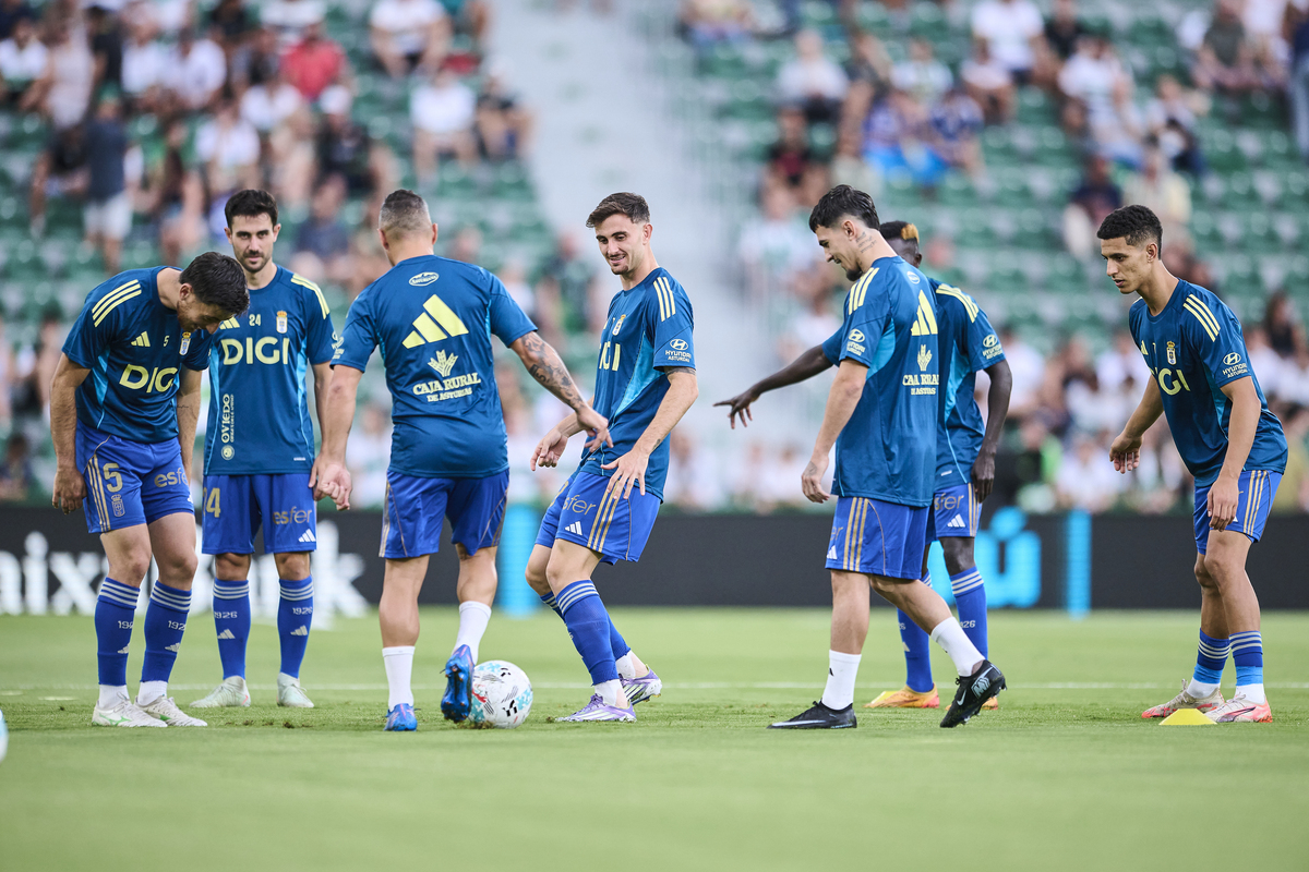 关于足球比赛中，多支球队奋力拼搏，力争胜出的信息